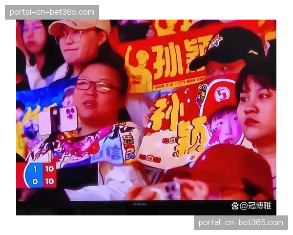 现场观众高举标语为患病小球迷加油，比赛官方暂停时送上祝福